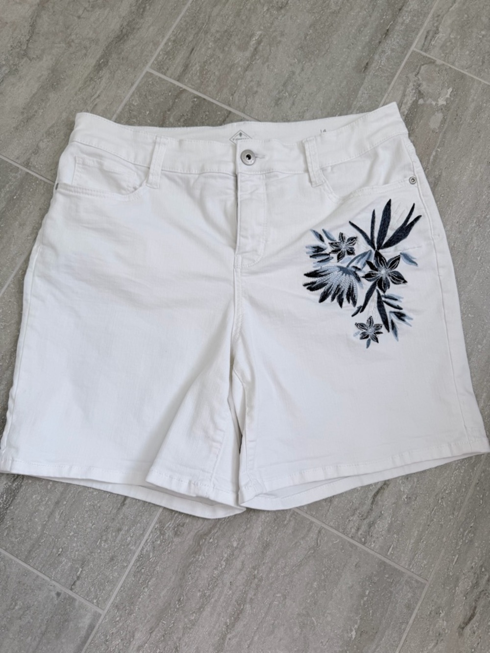 St John’s Bay White Embroidered Floral Shorts Size 14 Stretch Summer